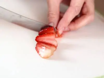 Tagliare le fragole a ventaglio