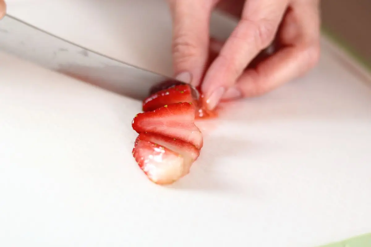 Tagliare le fragole a ventaglio