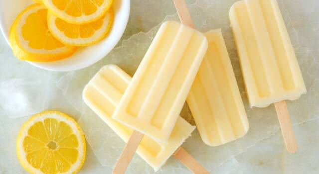 Prepariamo insieme il ghiacciolo al limone, semplice e rinfrescante!
