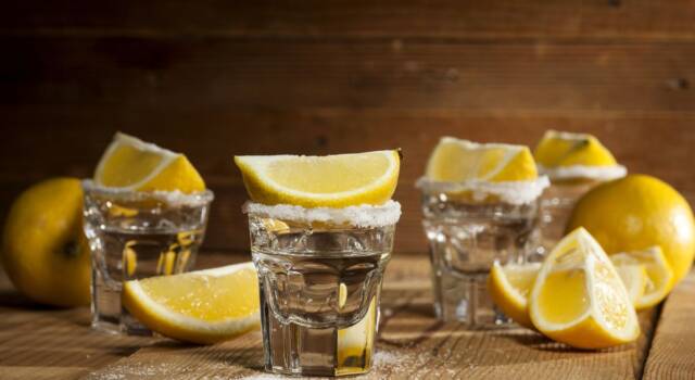Come si beve tequila sale e limone? Seguite il rituale più conosciuto!