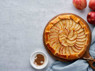 Una golosa ricetta veloce da preparare: la torta di mele con pasta sfoglia e marmellata