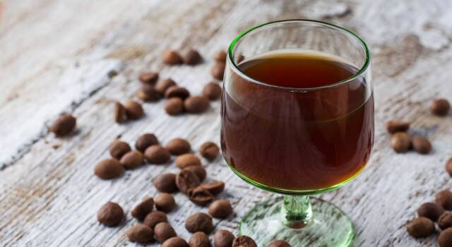 Liquore al caffè: il perfetto digestivo pronto in un lampo
