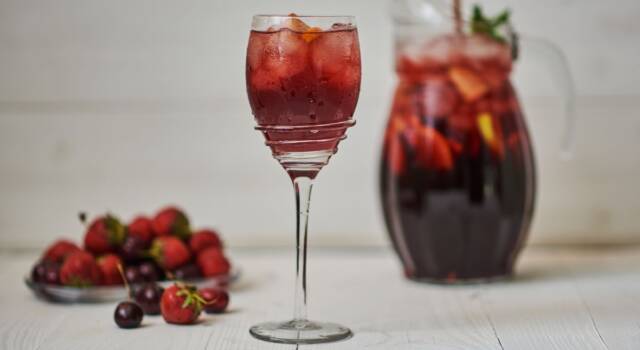 Frutta, vino e aromi per la ricetta originale della sangria spagnola fatta in casa!