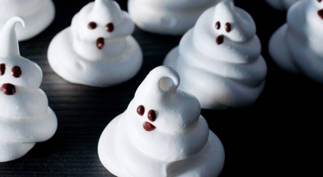 I fantasmini di marshmallow sono i dolcetti perfetti per Halloween