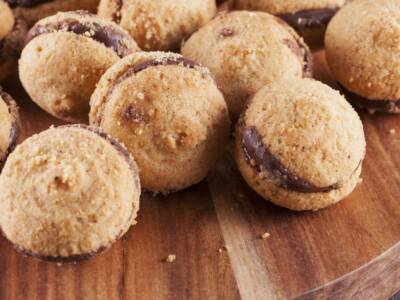 Baci di Courmayeur: i friabili biscotti con farina di mandorle e cioccolato