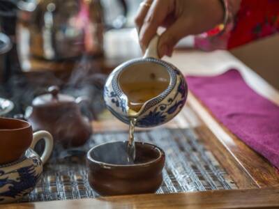 Cos’è e come si fa la cerimonia del tè, caratteristica dei paesi asiatici