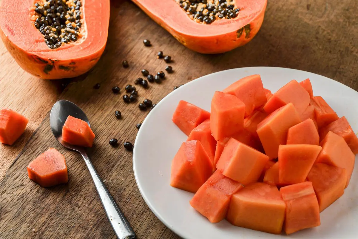 come si taglia e sbuccia la papaya