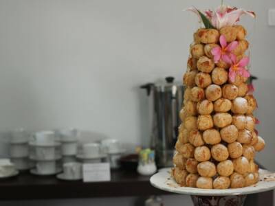 Croquembouche: prepariamo la dolce piramide di bignè al caramello