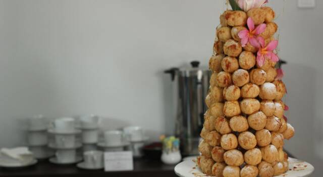 Croquembouche: prepariamo la dolce piramide di bignè al caramello