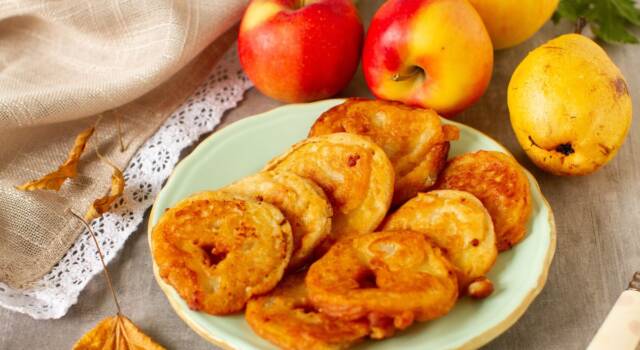 In pochi minuti e con pochi grassi: ecco le frittelle di mela in friggitrice ad aria