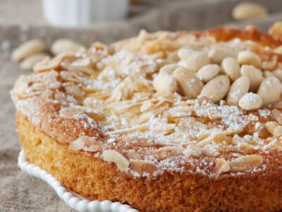 Torta al latte di mandorla