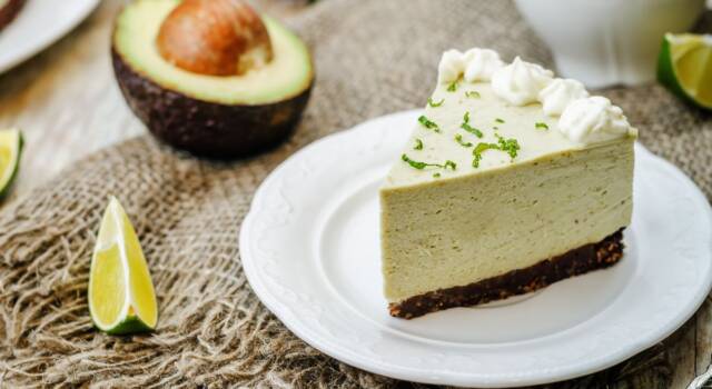 Colorata e cremosa, assaggiamo l&#8217;avocado cheesecake
