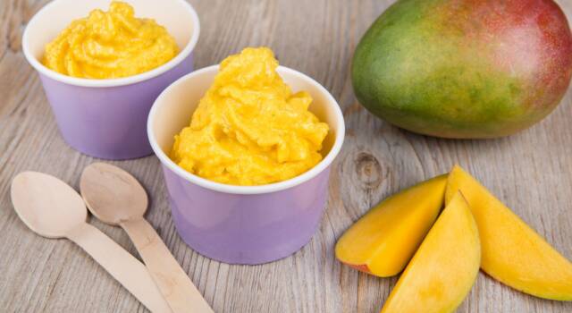 Solo pochi ingredienti e il gelato al mango è pronto!