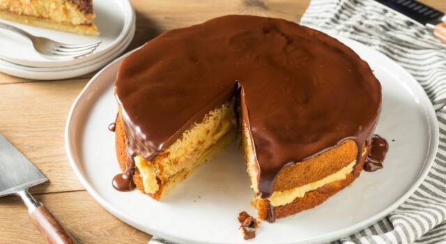 Boston cream pie: la deliziosa torta americana con crema e cioccolato