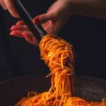 Spaghetti al pomodoro su un piatto nero