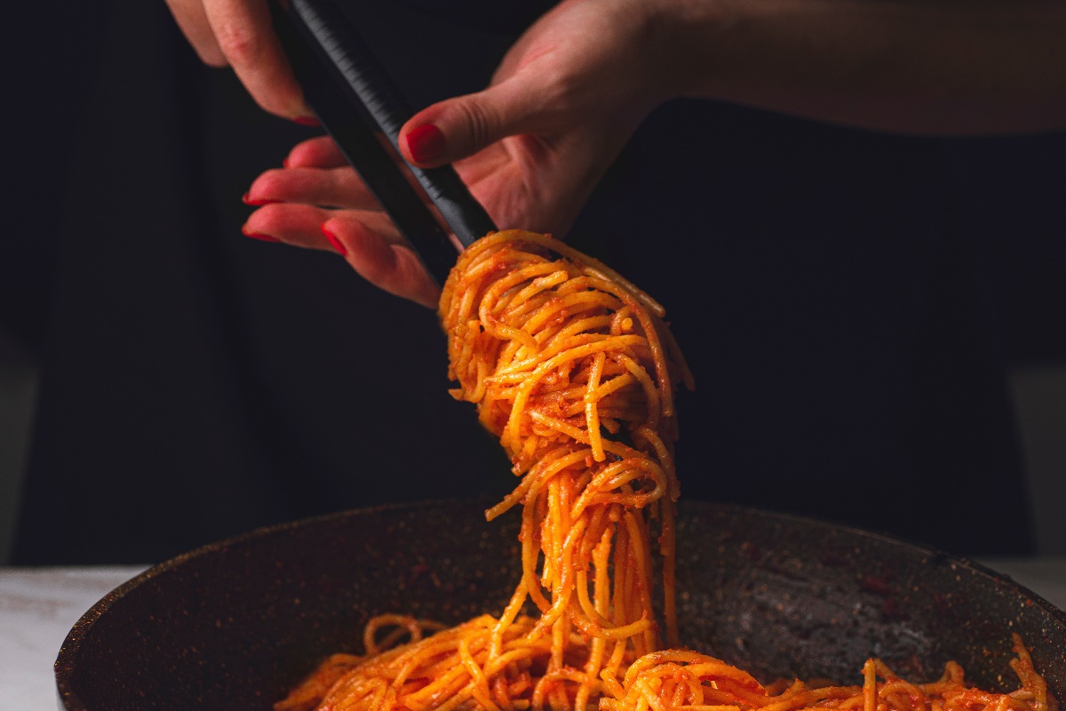 Spaghetti al pomodoro su un piatto nero