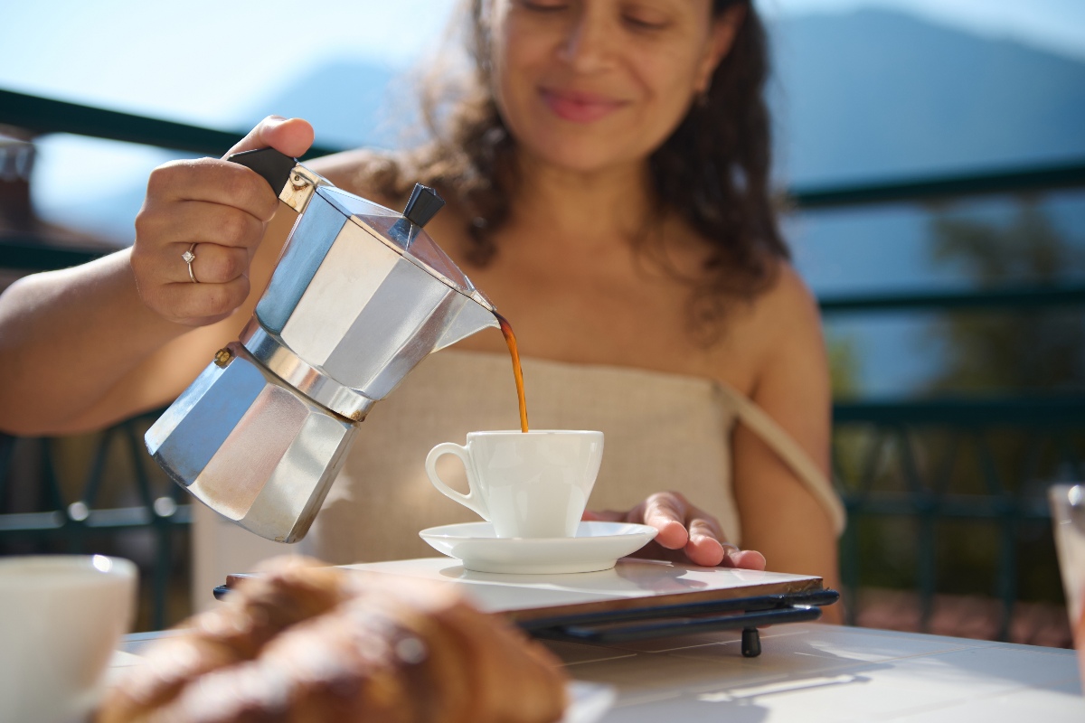 Caffè italiano preparato con moka tradizionale in tazzina