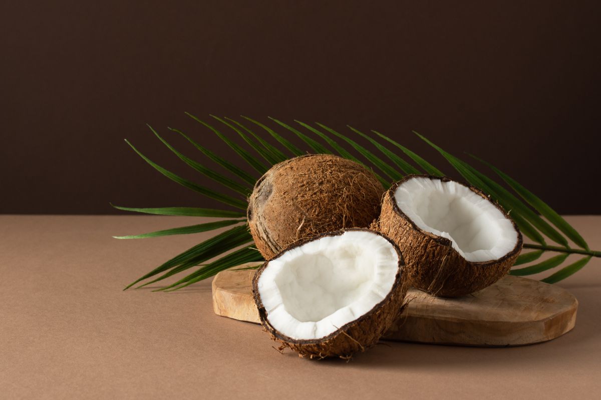 Cocco tagliato a metà su un tagliere