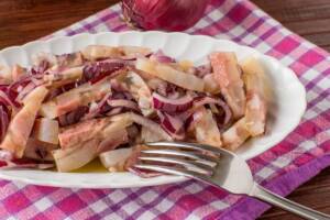 Insalata di nervetti in un piatto bianco