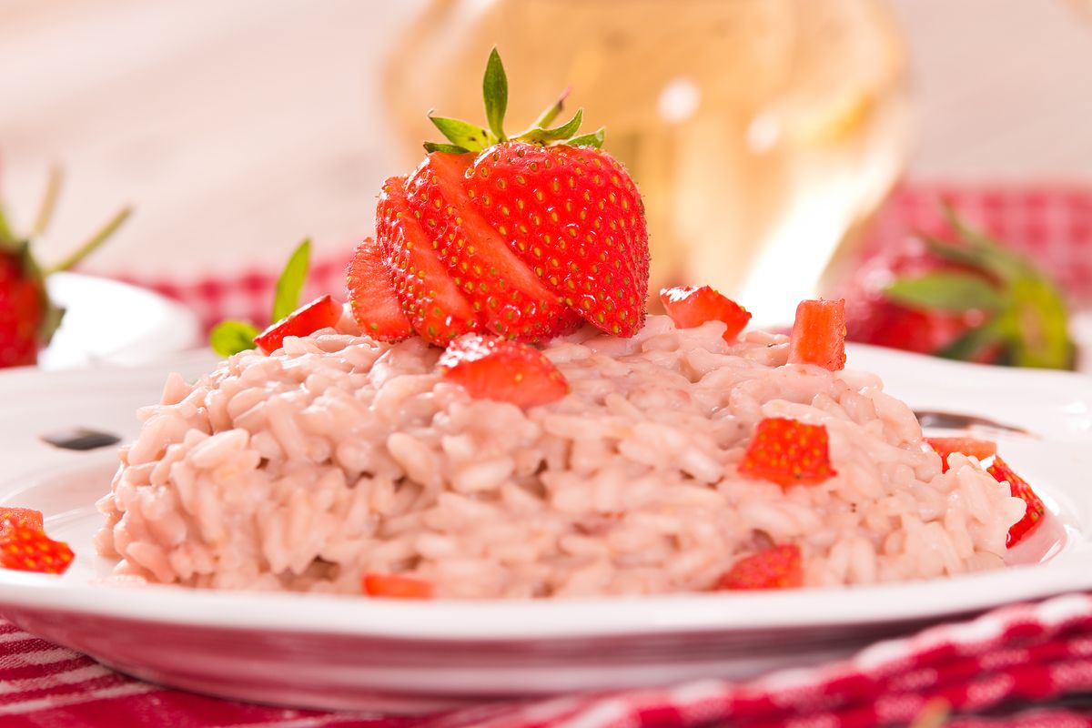 Risotto alle fragole con fragole intere e a pezzetti