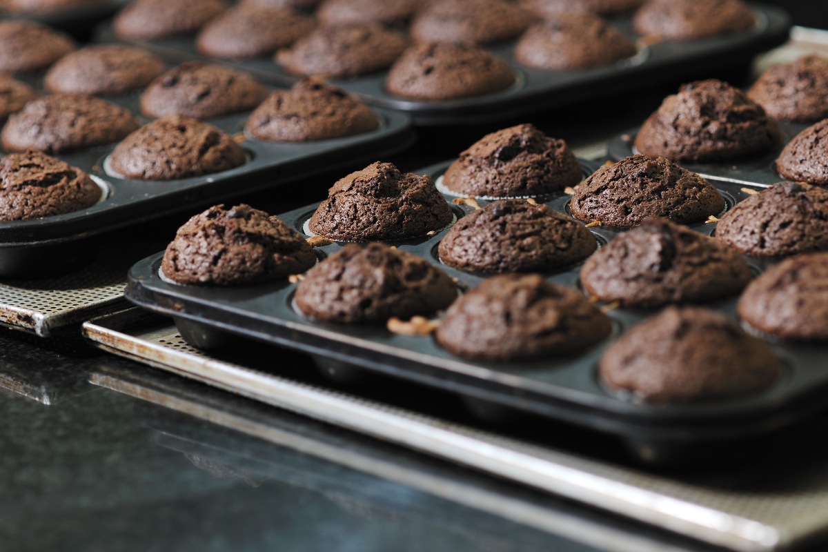 Muffin al cioccolato cotti e pronti nella teglia