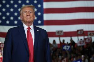 Donald Trump sul palco durante un evento elettorale a Lancaster, Pennsylvania