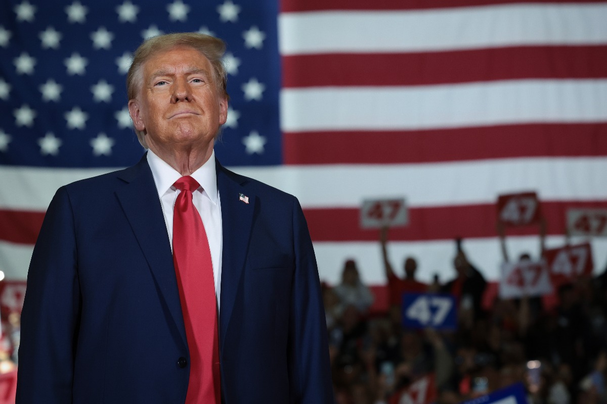 Donald Trump sul palco durante un evento elettorale a Lancaster, Pennsylvania