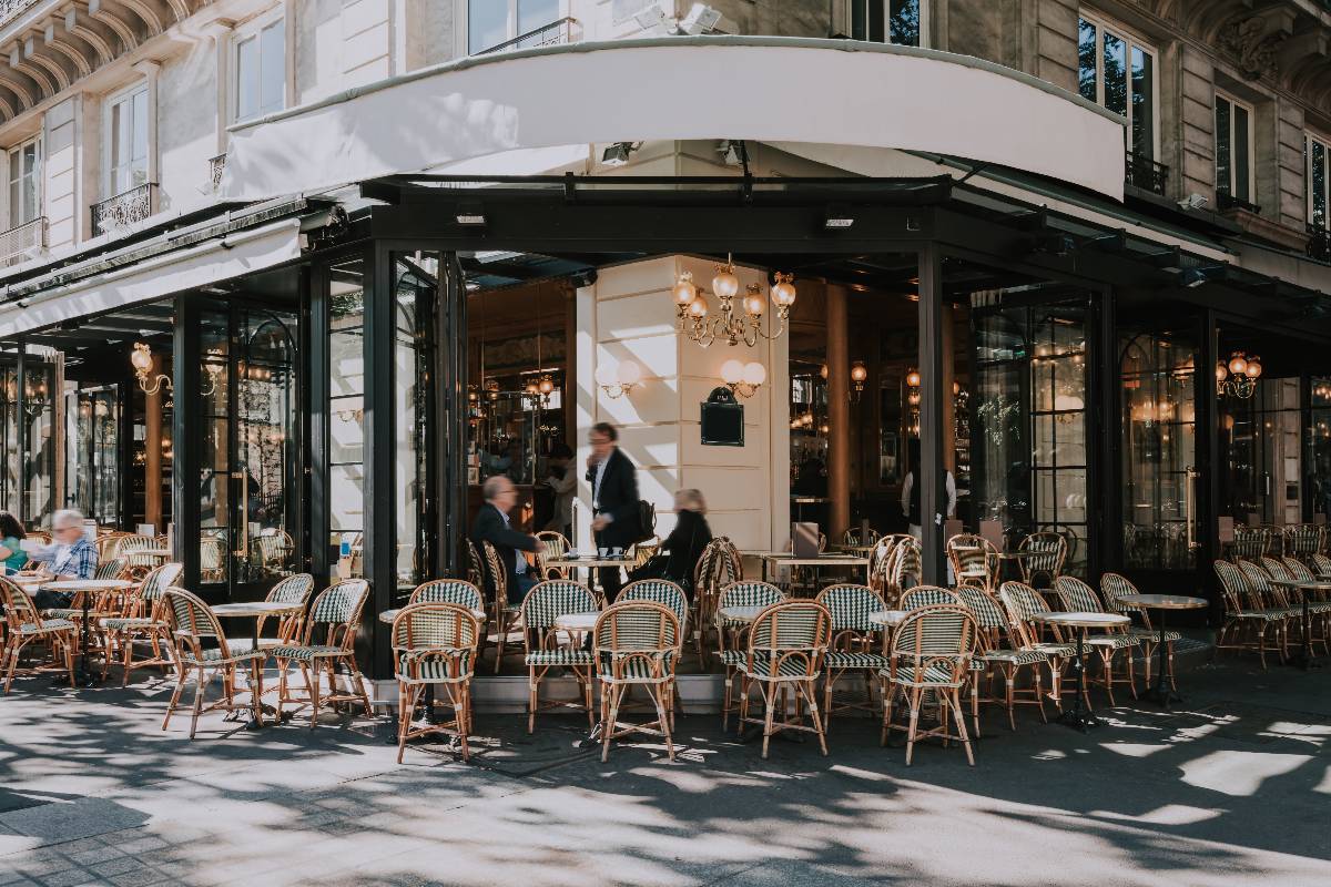 Ristorante all’aperto con sedie e tavolini