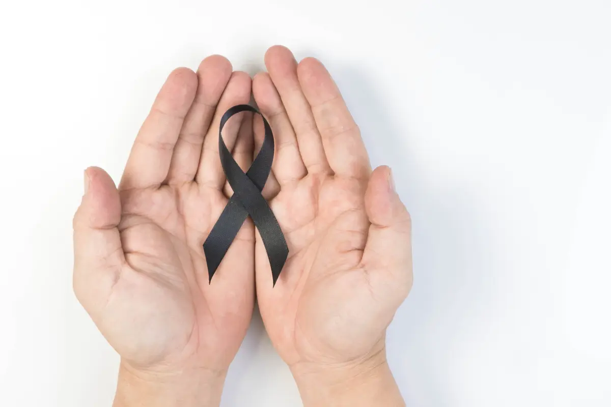Dettaglio di un nastro nero per commemorare una perdita