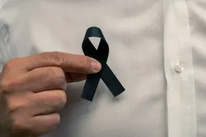 Mano Uomo Tiene Fiocco Nero Lutto