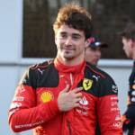 Durante il GP dell’Azerbaijan, a Baku il 28 aprile 2023, Charles Leclerc esulta per la pole position.