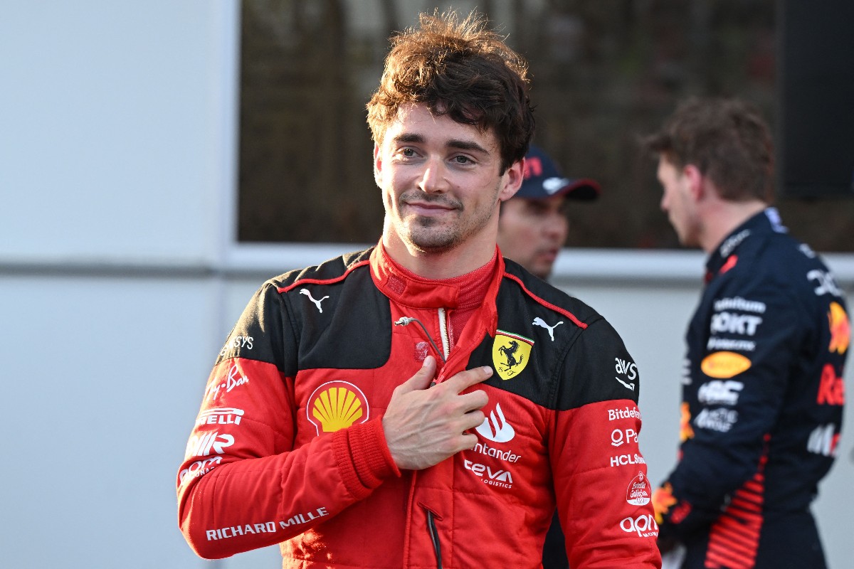 Durante il GP dell’Azerbaijan, a Baku il 28 aprile 2023, Charles Leclerc esulta per la pole position.