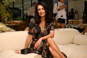 L'influencer Csaba dalla Zorza sorride all'evento di D Studio a Milano il 4 settembre 2021