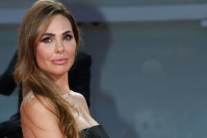 La conduttrice Ilary Blasi posa durante l'80a Mostra Internazionale d'Arte Cinematografica di Venezia nel 2023