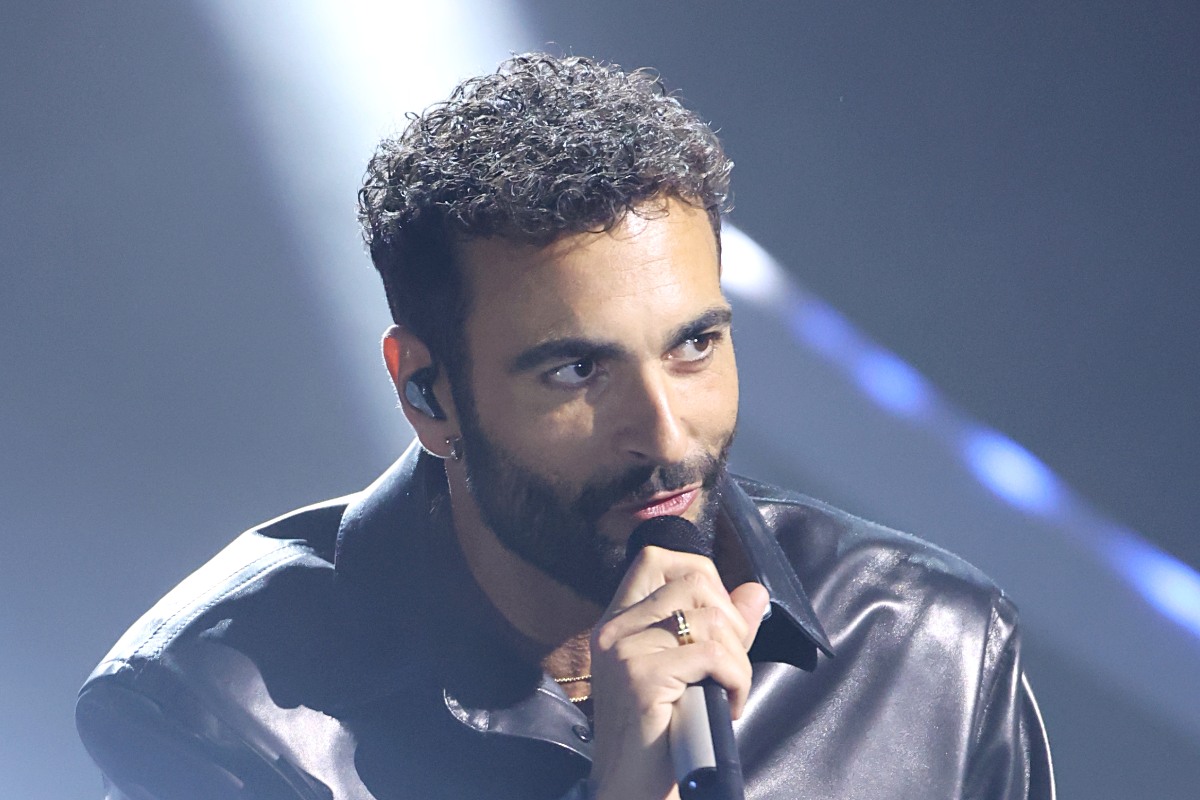 Il cantante Marco Mengoni in gara al 73° Festival di Sanremo il 7 febbraio 2023.