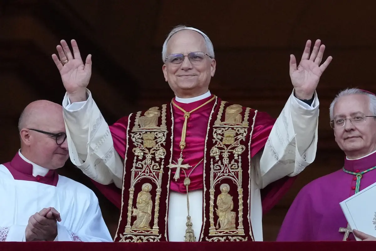 Papa Leone XIV, appena eletto, si affaccia per la prima volta dal balcone vaticano.
