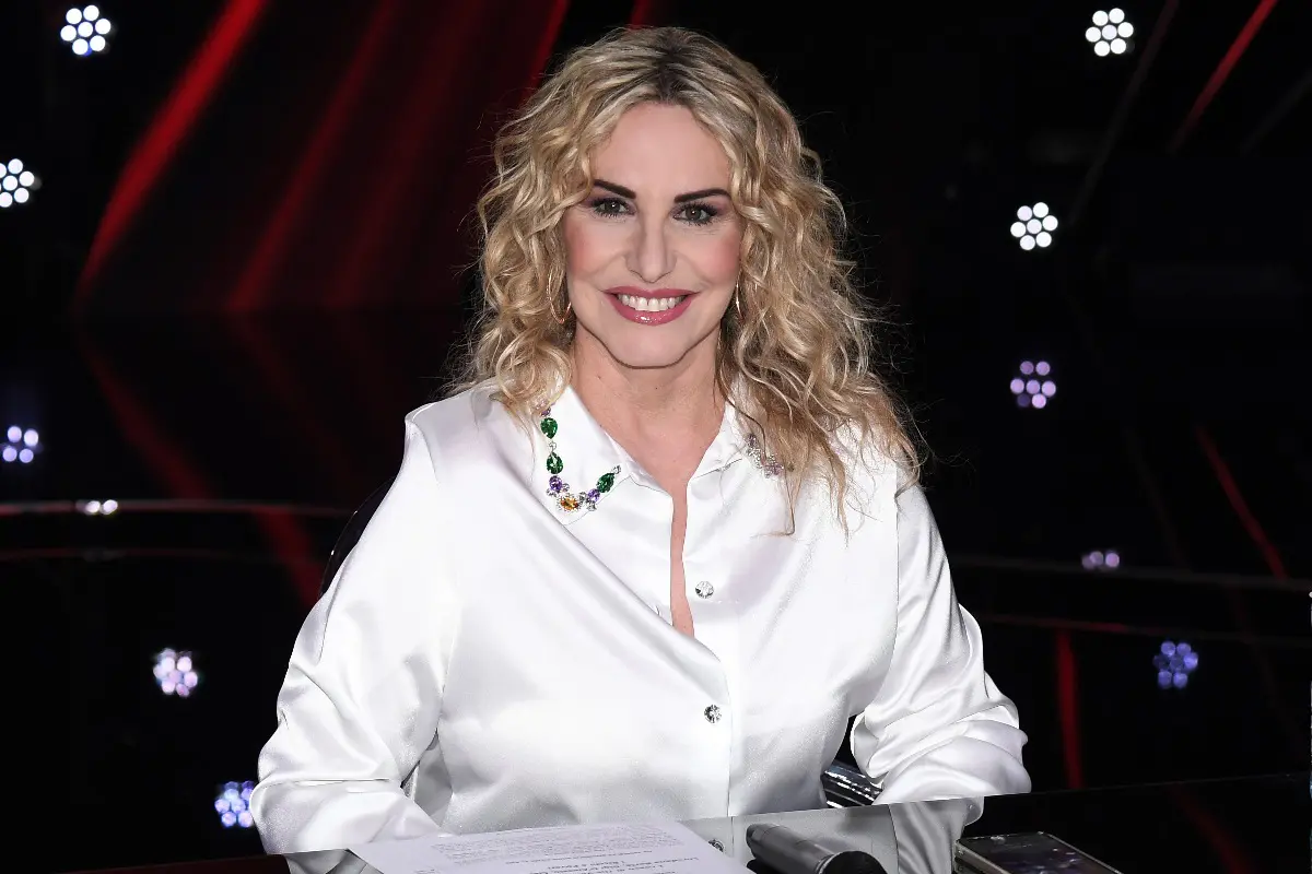 Antonella Clerici, celebre conduttrice tv, posa sorridente ai fotografi negli studi di The Voice Senior il 12/02/2023