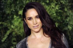 Megan Markle, attrice e duchessa di Sussex. posa sorridente per i fotografi.