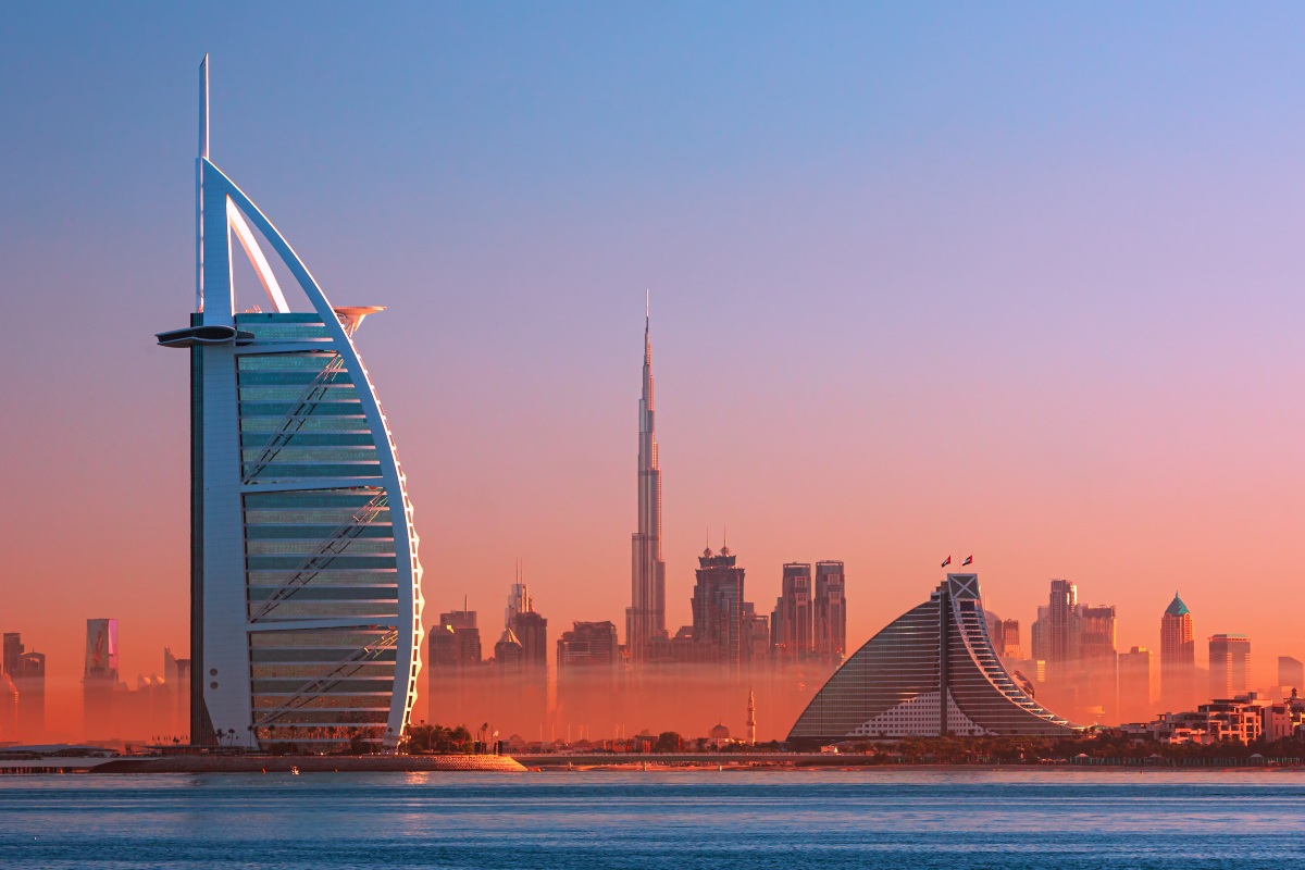 Profilo urbano di Dubai al tramonto