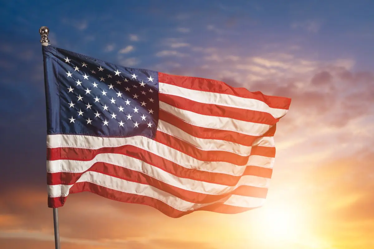 Il vento muove la bandiera degli Stati Uniti d'America