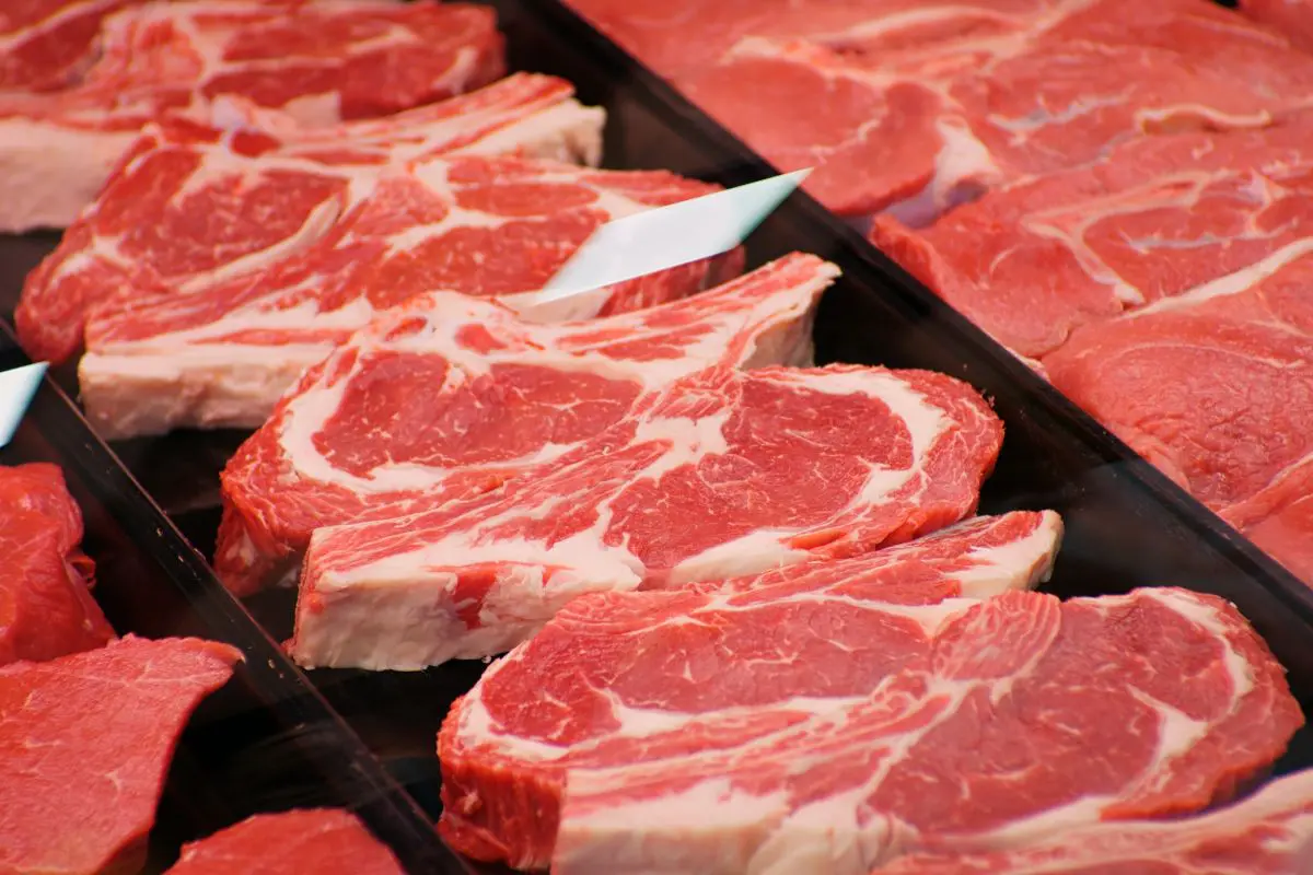 Bistecche di carne rossa in mostra nel banco della macelleria.