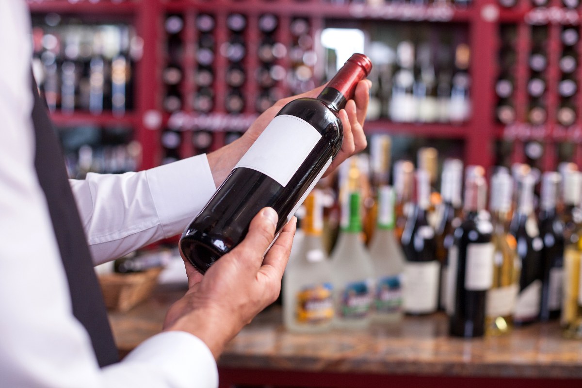 Vino rosso in bottiglia all'interno di un enoteca.