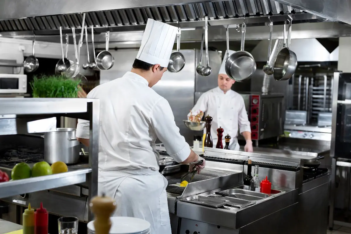 Cucina di un ristorante con chef in attività