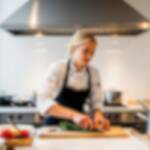 Chef donna in cucina professionale.