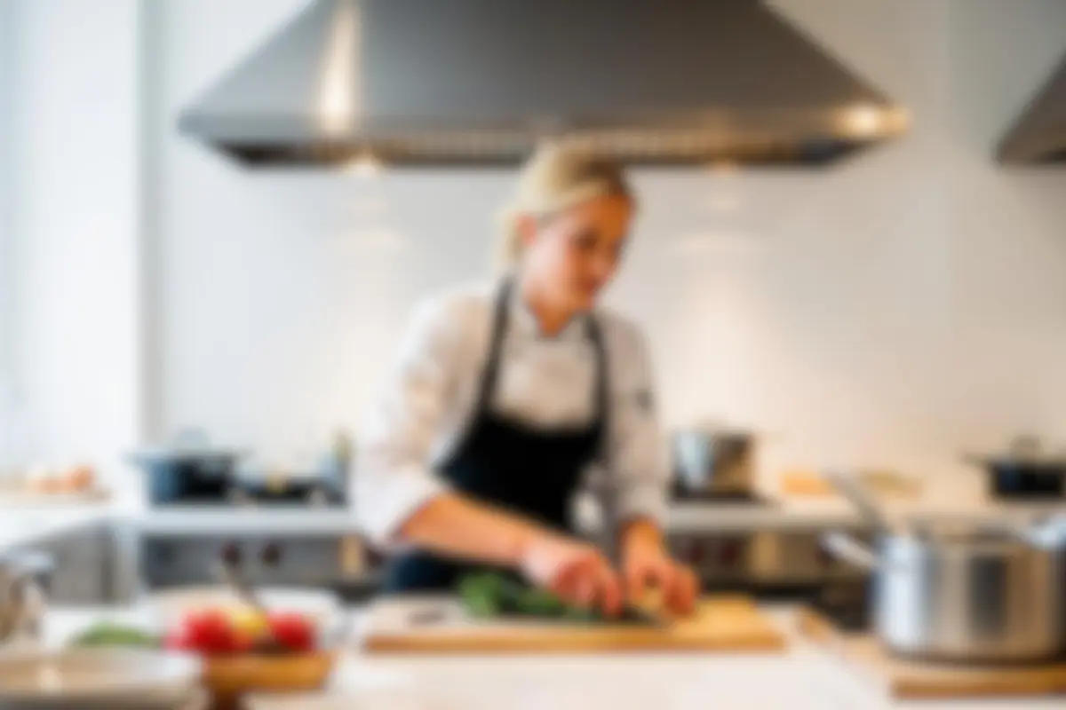 Chef donna in cucina professionale.
