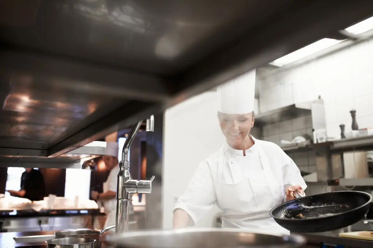 Chef donna al lavoro nella cucina del ristorante.