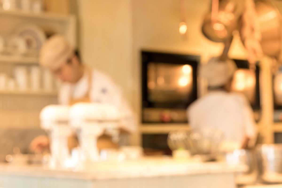 Laboratorio di pasticceria con gli chef all'opera