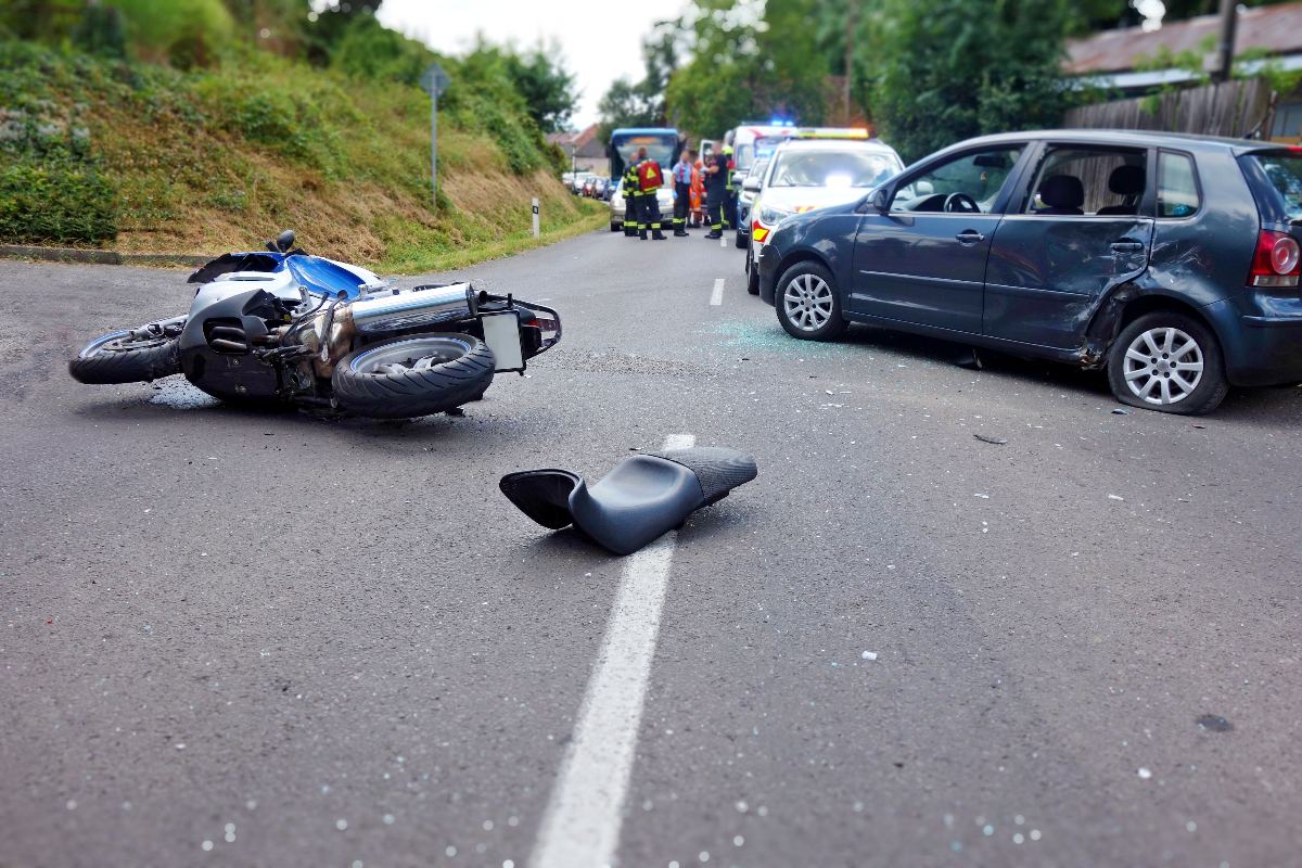 Incidente stradale tra auto e moto