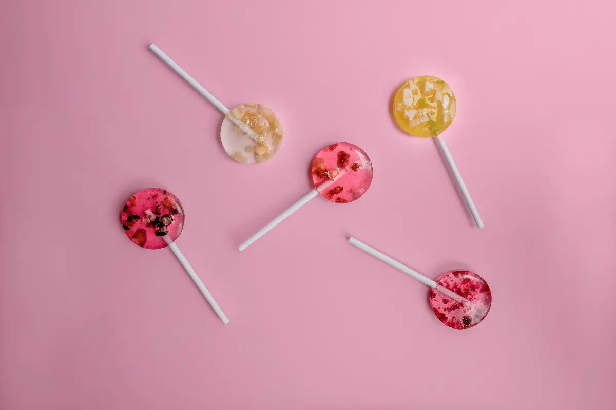 Dei lecca lecca realizzati con vari tipi di frutta fatti in casa