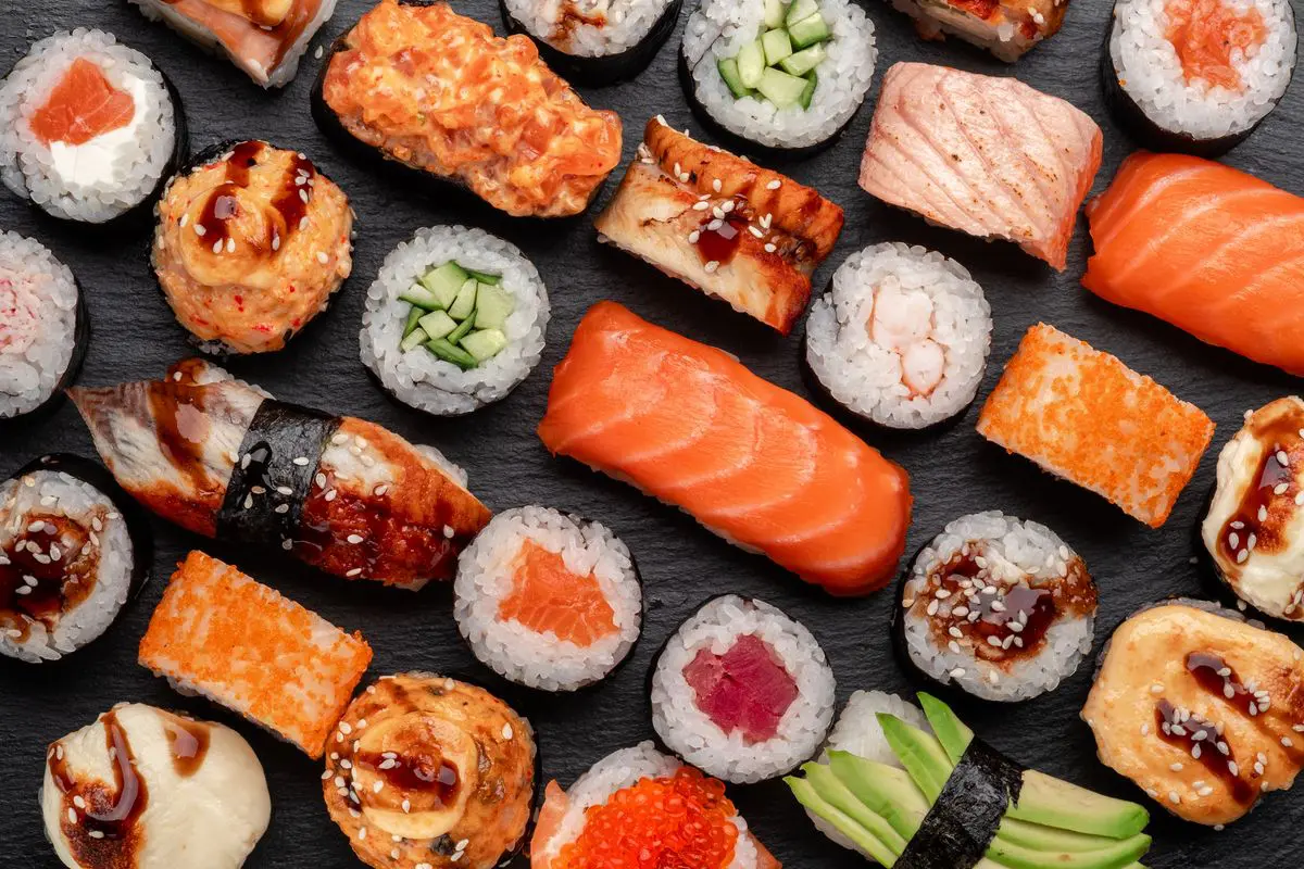 Vari tipi di assaggi di diversi tipi di sushi